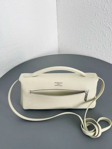 Сумка Balenciaga Bel Air женский кожа белый 182442-8