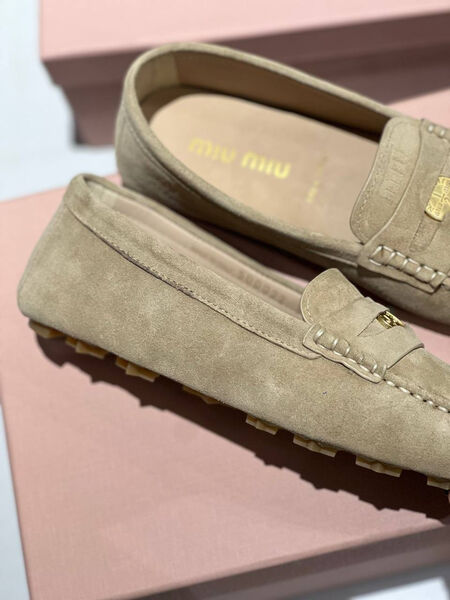 Лоферы Miu Miu женский замша бежевый 139626-3
