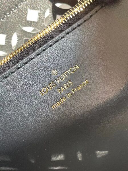 Сумка Louis Vuitton Capucines женский кожа черный 76640-3