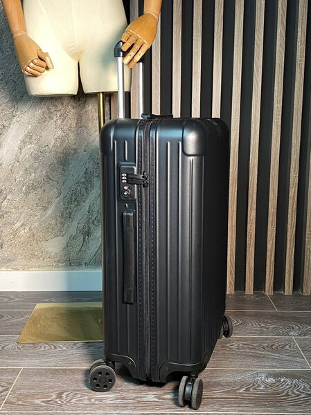 Чемодан Rimowa женский пластик черный 173125-2