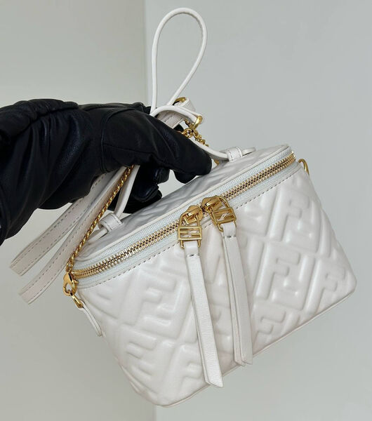 Сумка Fendi женский кожа swift молочный 198034